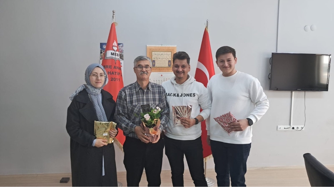 Vefa haftası kapsamında okulumuz mezun öğrencileri matematik öğretmenimiz Süleyman ÇOŞKUN'u ziyaret ederek çiçek ve hediye  takdim etmışlerdir. Gosterdıklerı vefa örnegi için kendılerıne teşekkür ederiz.