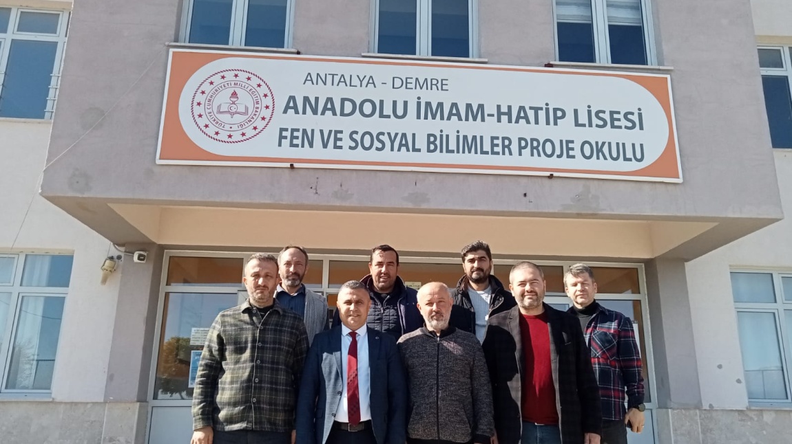 İlçe Milli Eğitim Müdürü Sayın Hüseyin Orhantekin, okulumuzu ziyaretinin ardından Okul Aile Birliği yönetimimizle bir araya gelerek istişarede bulunmuştur.