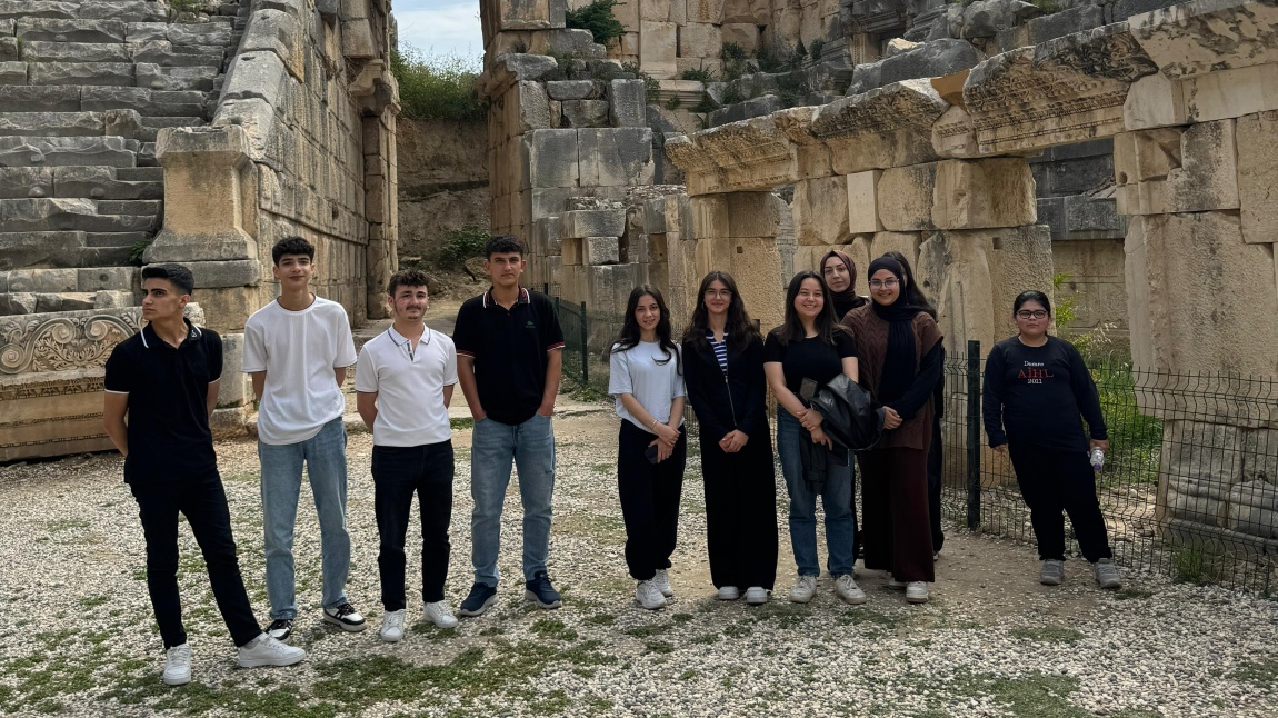 Torosların Kaşifleri Projesi kapsamında lise öğrencilerimizle Myra Antik Kentini ziyaret ederek kültürel miras öğelerini yerinde inceledik