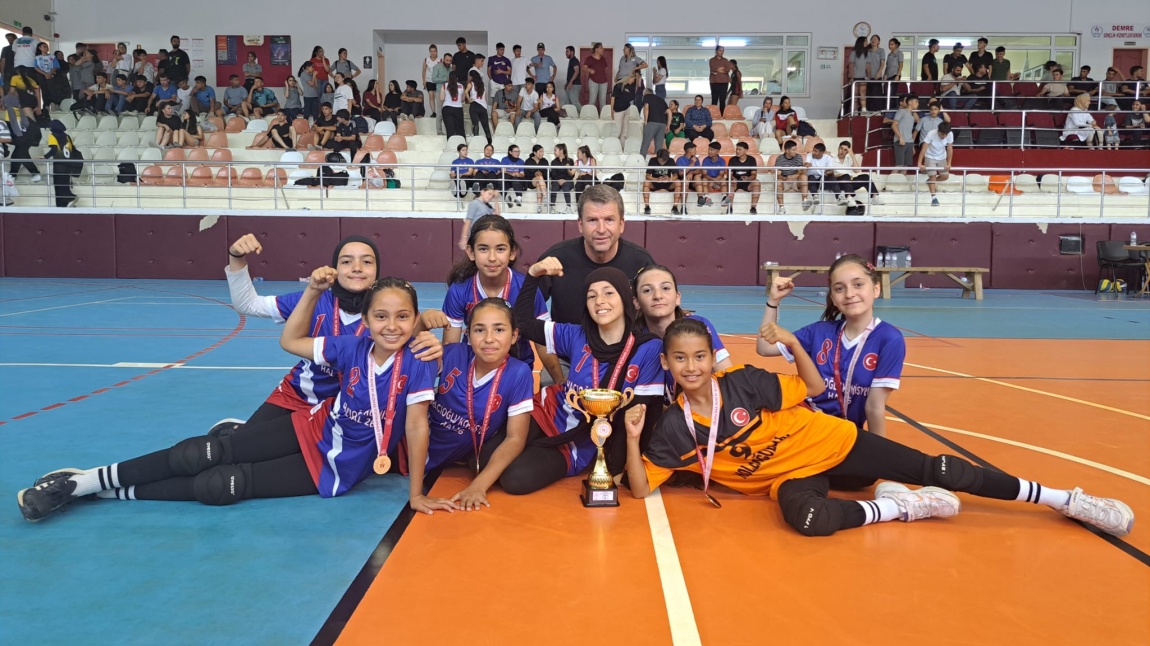 Okul sporları voleybol turnuvasında okulumuz Küçük Kızlar voleybol takımı tüm maçlarını kazanarak ilçe birincisi olmuştur. Öğrencilerimiz tebrik eder emeği geçen Beden Eğitimi öğretmenimiz Ramazan AVCI'ya teşekkür ederiz..