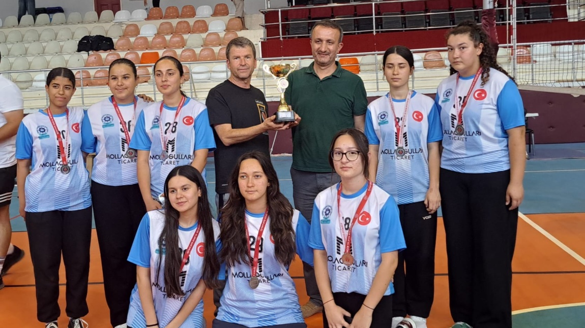 Okul sporları voleybol turnuvasında okulumuz Genç Kızlar voleybol takımı ilçe ikincisi olmuştur. Öğrencilerimizi tebrik eder emeği geçen Beden Eğitimi öğretmenimiz Ramazan AVCI'ya teşekkür ederiz..