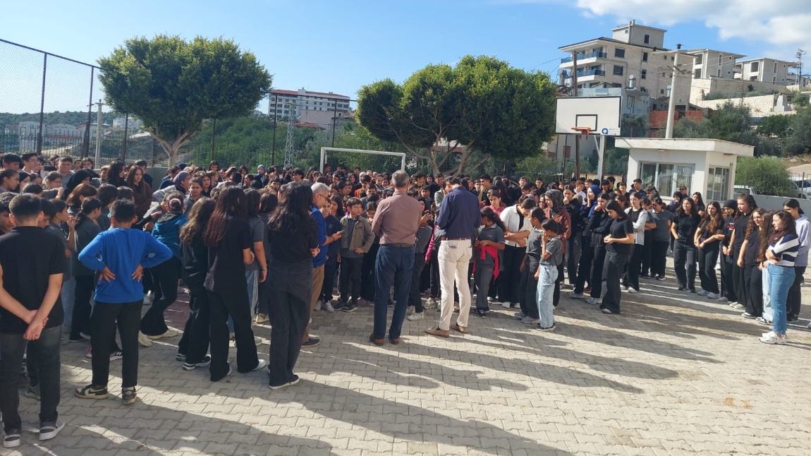Okulumuzda öğrencilerimizin deprem anında nasıl davranmalarını ve ne önlemler almaları gerektiğini öğretmek  amacıyla deprem tatbikatı yapıldı.